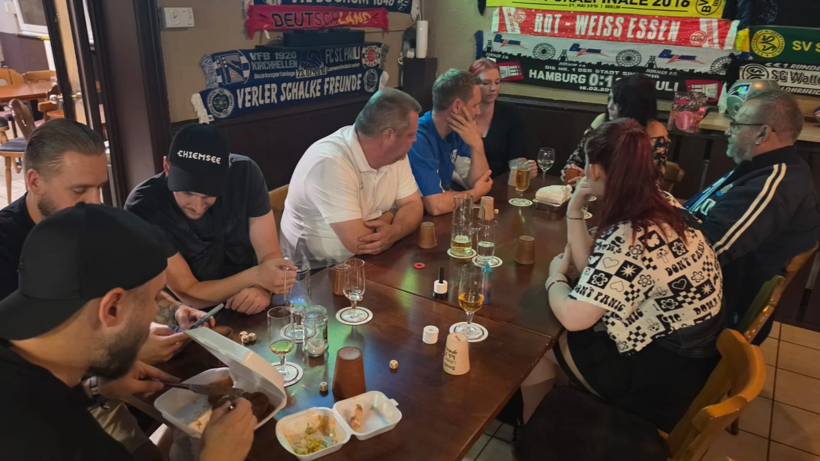 Kumpels beim Knobeln am großen Tisch