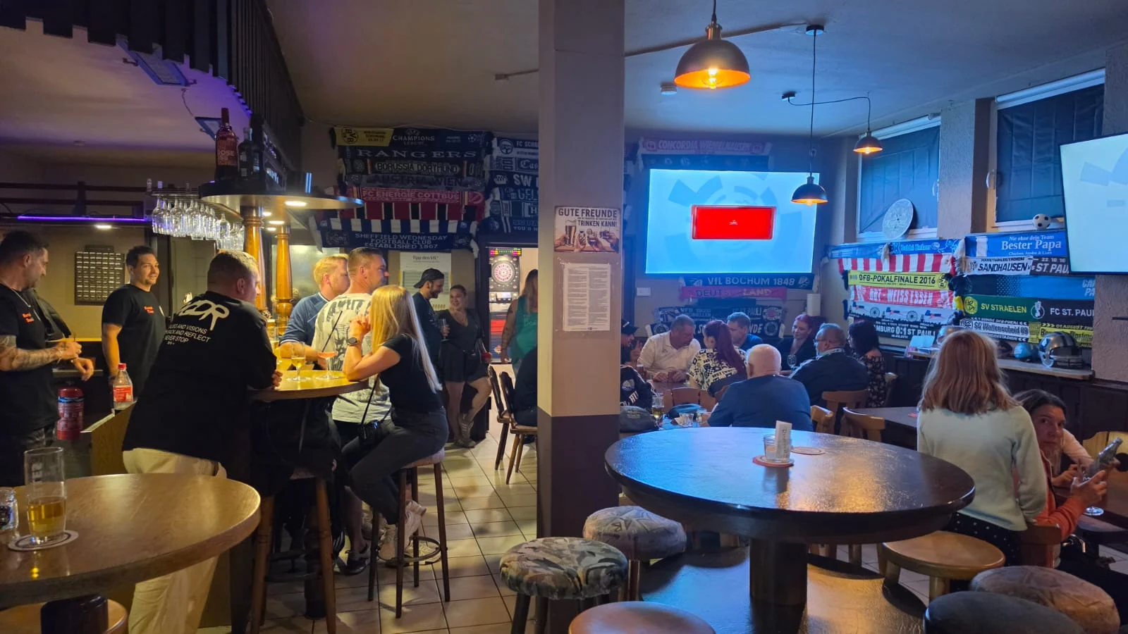 Geselliges Beisammensein an der Theke