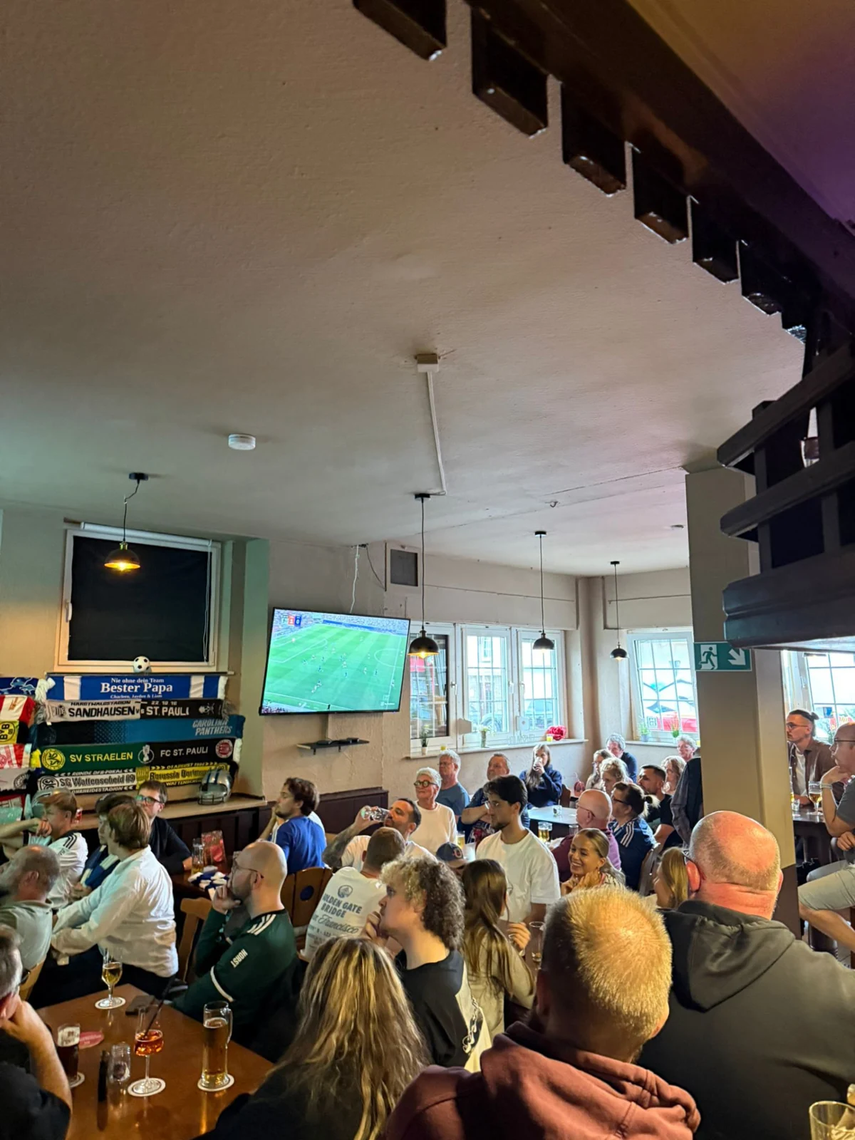 Fußballfans und gute Stimmung im Gastraum