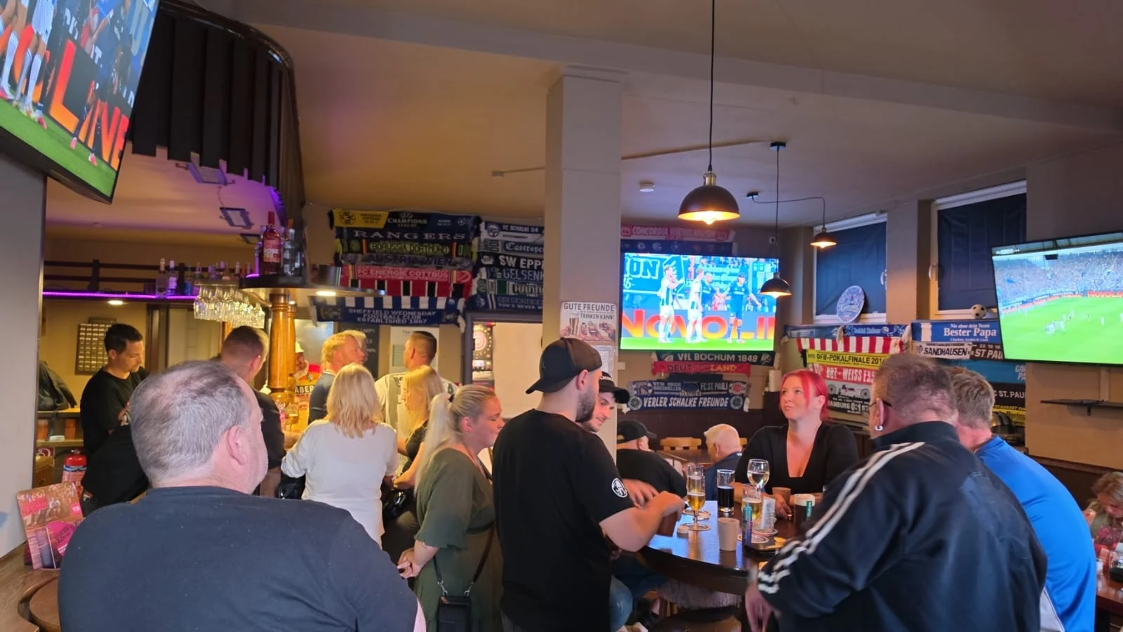 Gemeinsam an der Theke beim Live-Sport
