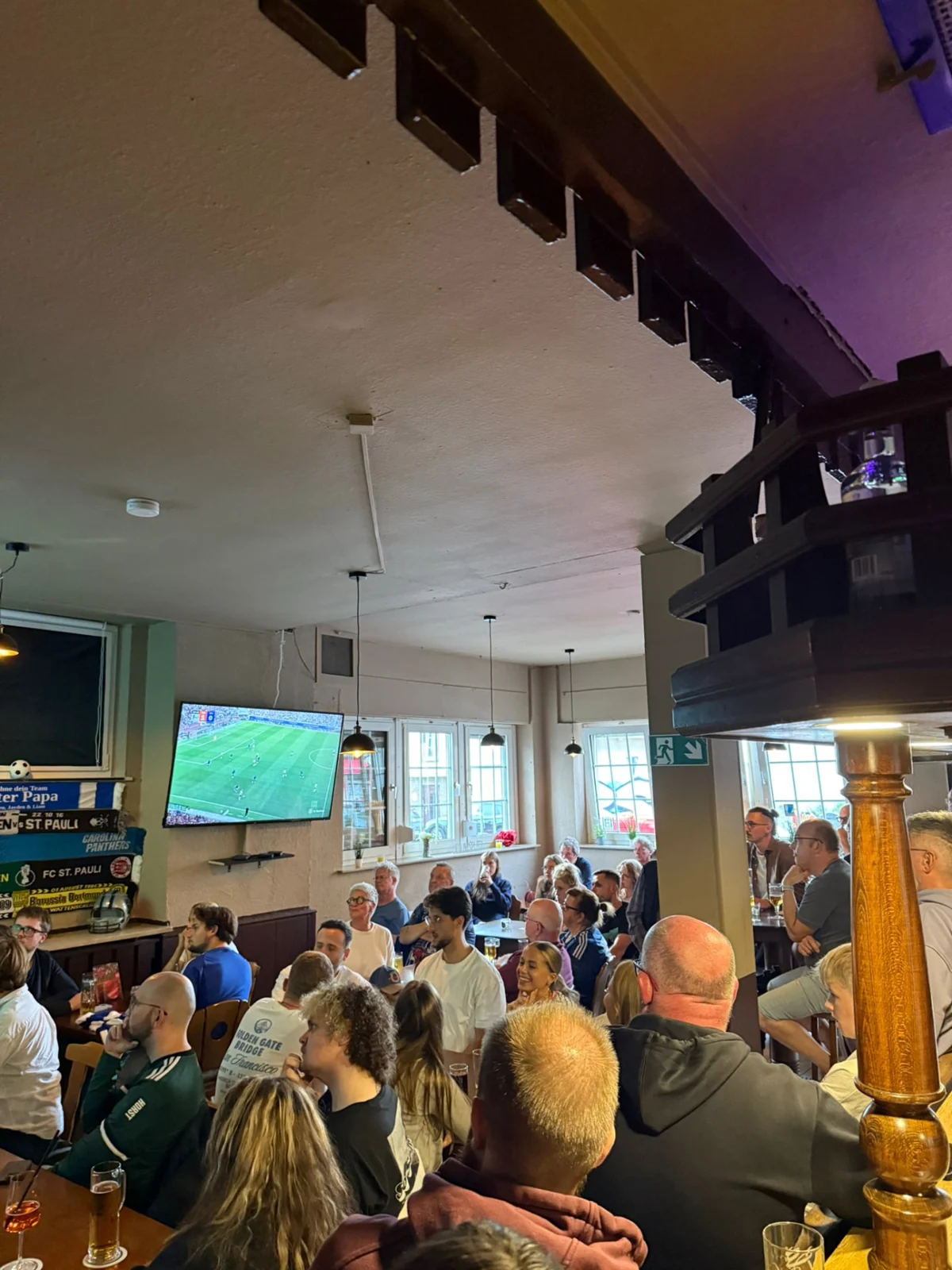 Gäste verfolgen das Spiel in der Sportsbar