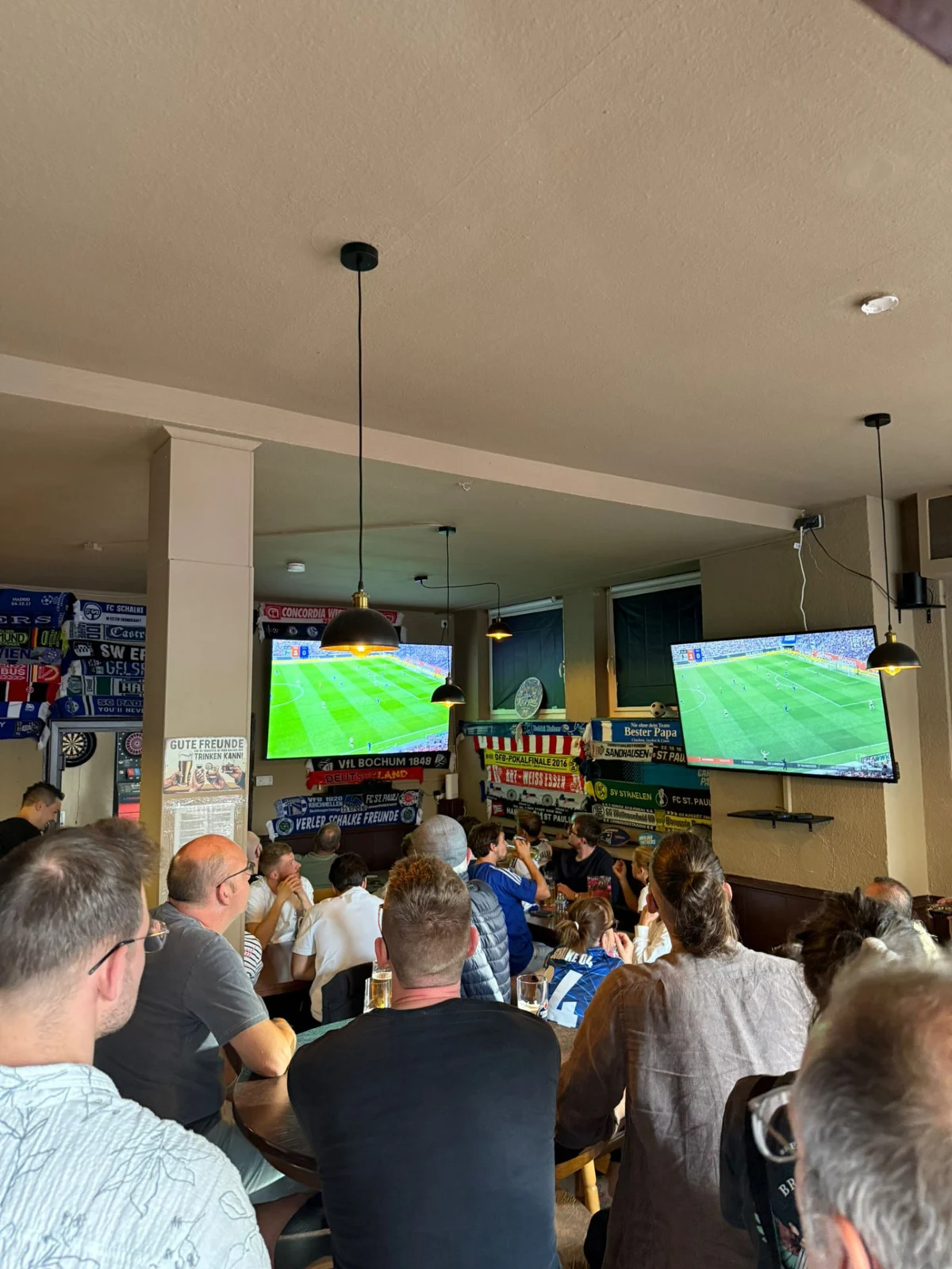 Live-Fußball auf den großen Bildschirmen